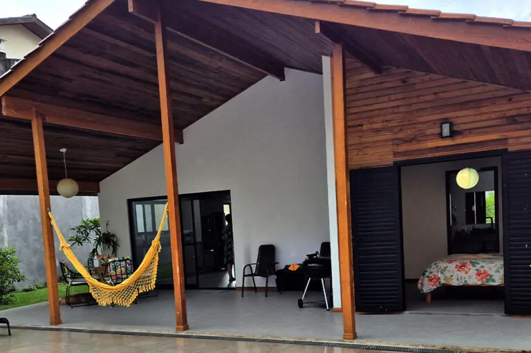 Casa de Madeira com Piscina: Conforto e Contato com a Natureza