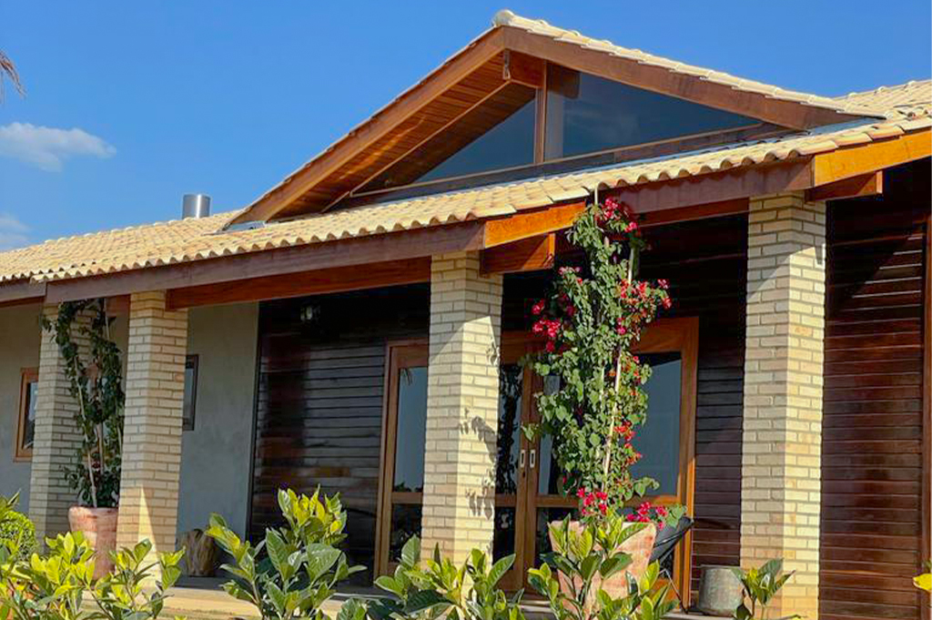 fachada com tijolos e madeira