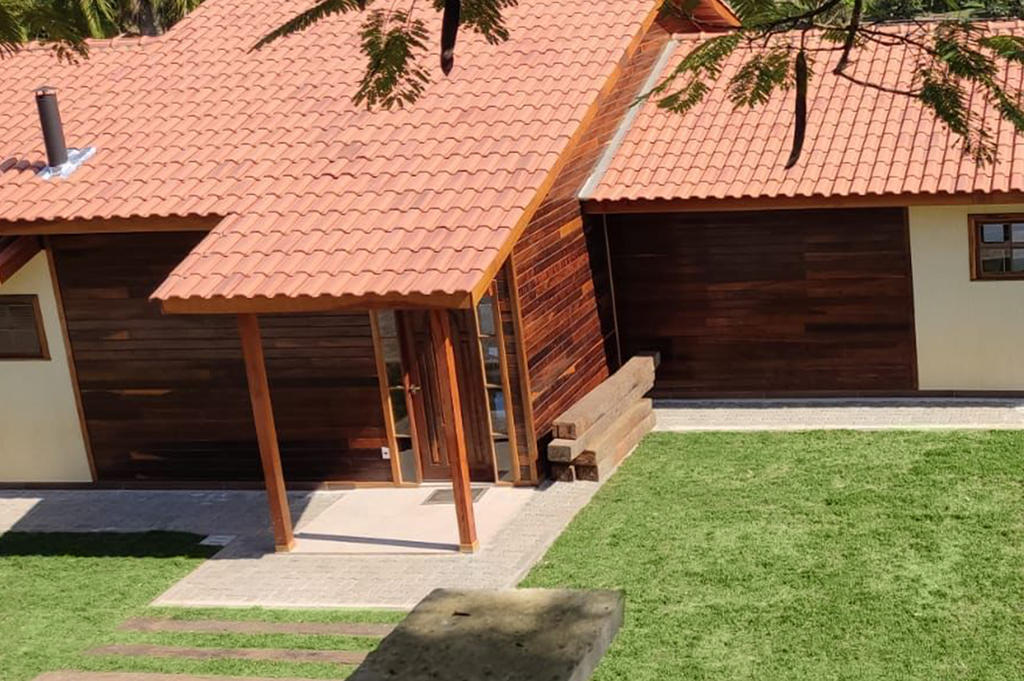 Casa de Madeira com Telhado Cerâmico