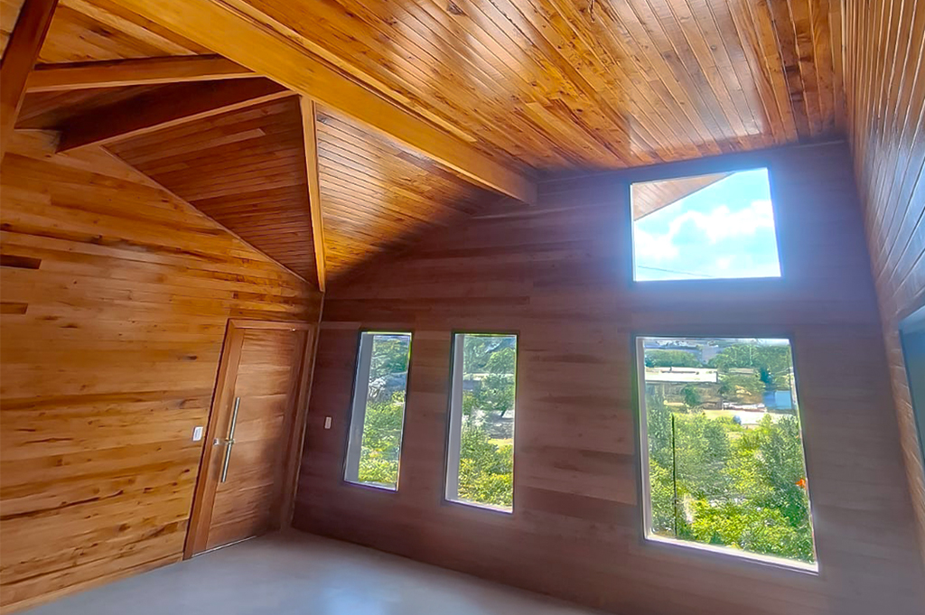 Casa de Madeira com Luz Natural e Amplitude