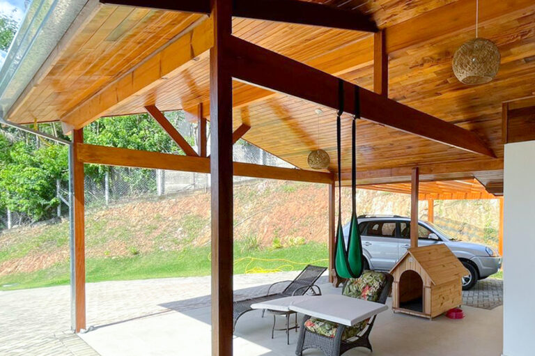 Madeira Aparente: Uma Casa que Convida a Viver com Mais Leveza