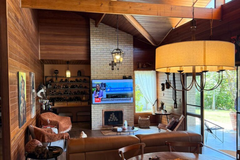 Casa de Madeira Aparente: Aconchego, Estilo e Integração