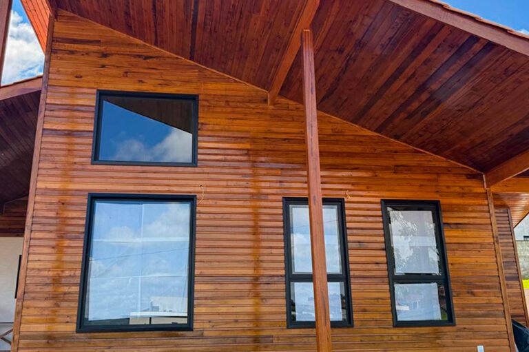 Casa de Madeira Moderna: Iluminação Natural e Personalidade