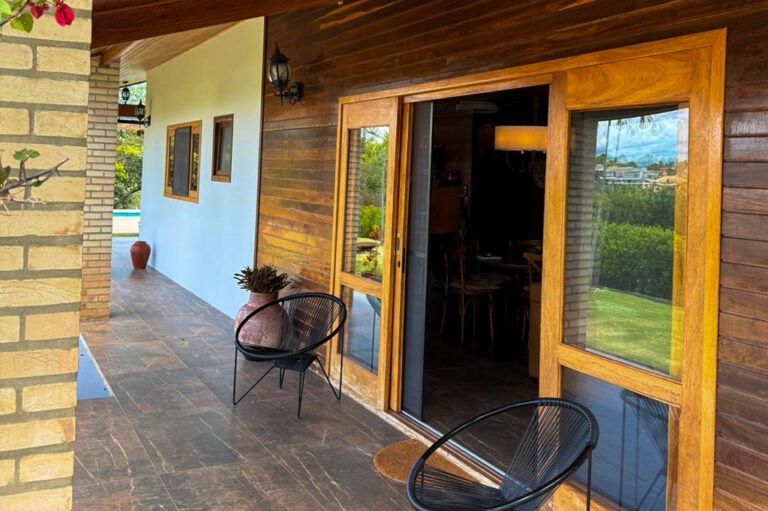 Varanda da Casa de Madeira: Conforto e Conexão com a Natureza