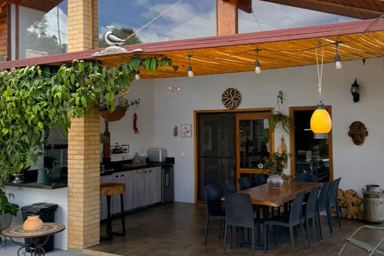 Casa de Madeira com Área Gourmet: Mais Conexão e Bem-Estar
