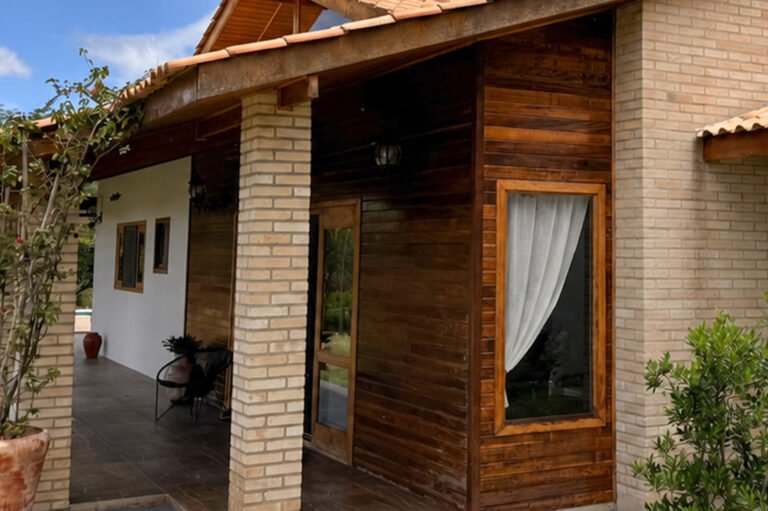 Casa de Madeira com Tijolo Aparente