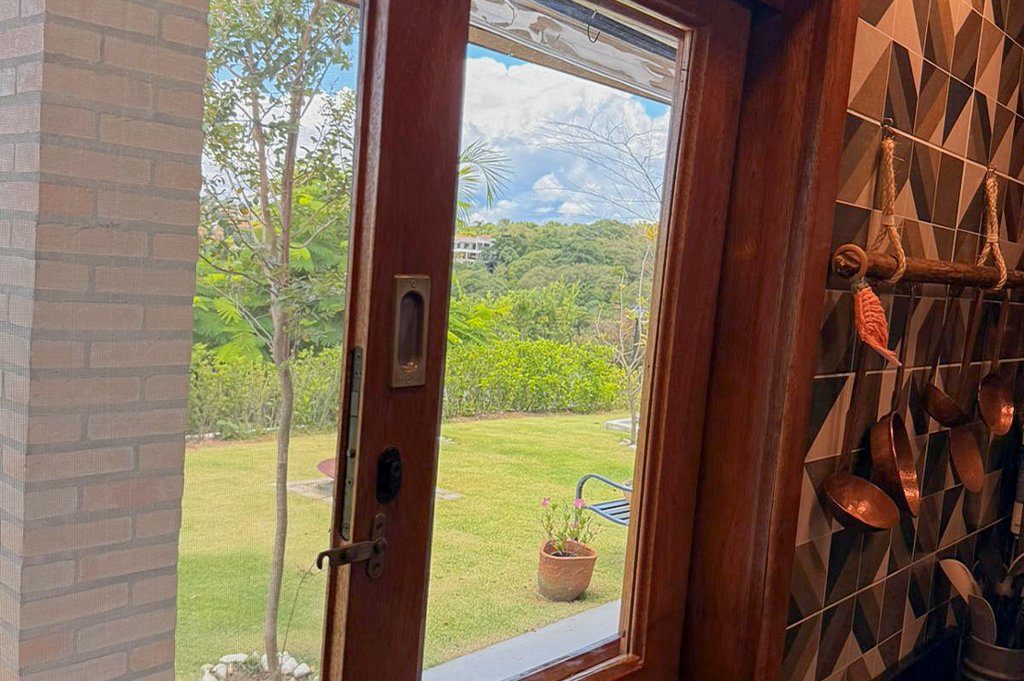 Madeira e Vidro: Uma Composição que Conecta a Casa ao Jardim